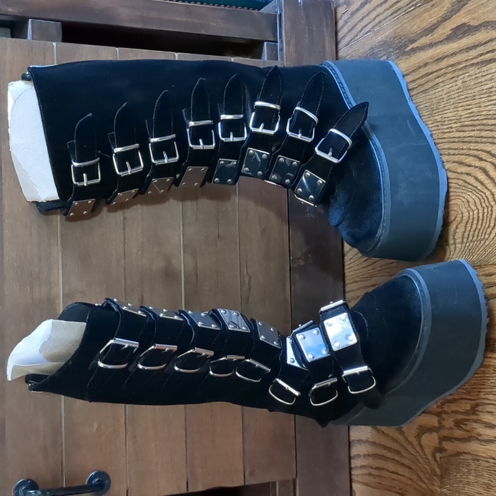 Demonia Size 6 black platform boots